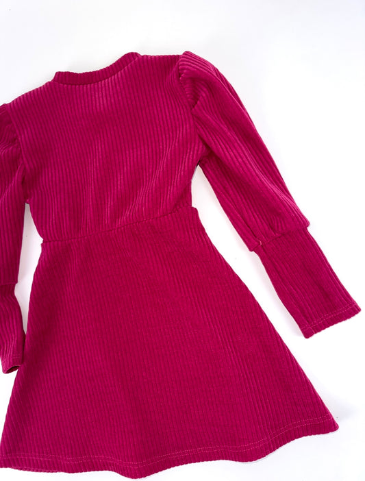 Ryškiai rožinės spalvos suknelė su rankine