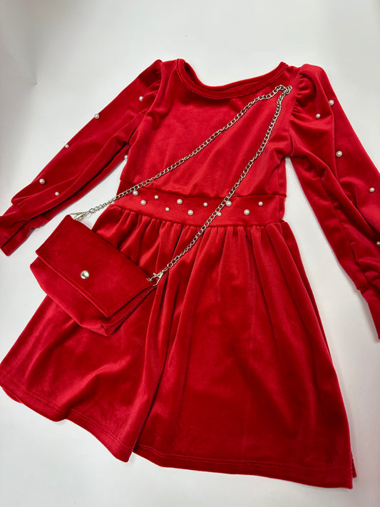 Veliūrinė suknelė puošta karoliukais ir su rankine