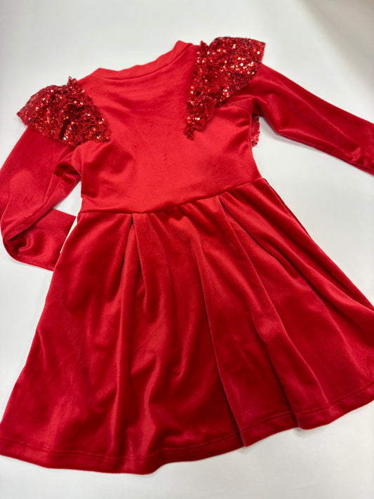 Suknelė su blizgiomis raudonomis detalėmis ir rankine