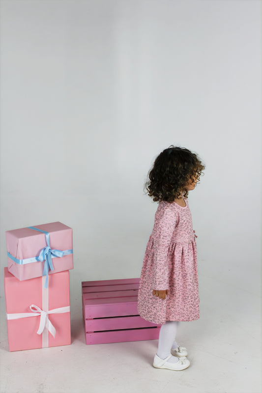 Suknelė su blizgiomis širdelėmis