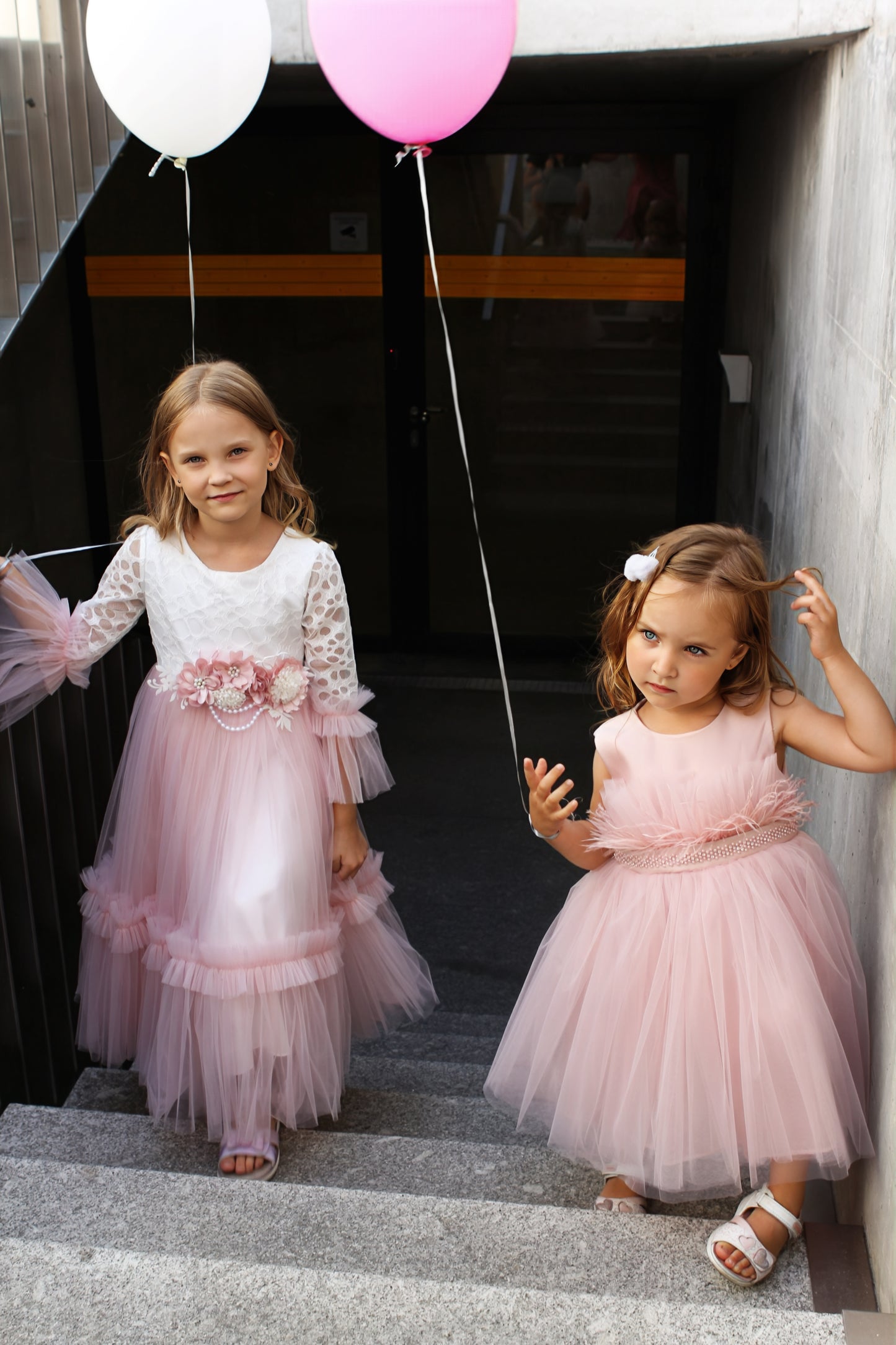 Princesės suknelė su gėlėmis ir perlais BELA