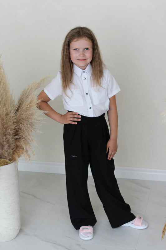 Marškiniai su tamsiomis sagomis ir kišenėmis