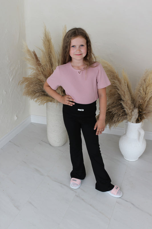 Nuo kelių platėjančios kelnės FLOW