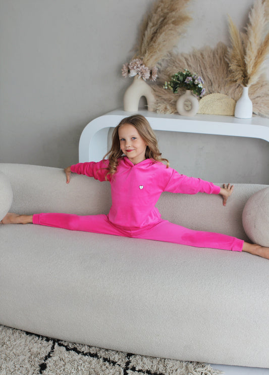 Ryškus veliūrinis laisvalaikio kostiumas