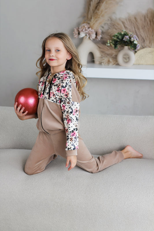 Veliūrinis laisvalaikio kostiumas su gėlėtomis detalėmis