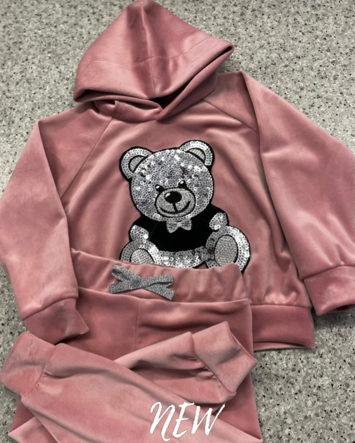 Veliūrinis laisvalaikio kostiumas su meškučiu BEAR