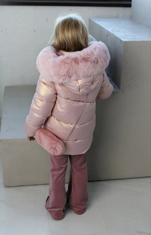 Striukė su rankinuku