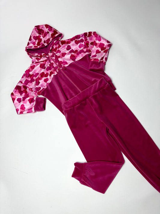 Veliūrinis laisvalaikio kostiumas HEARTS