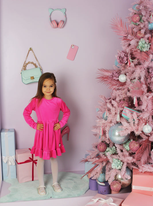 Ryškiai rožinės spalvos veliūrinė suknelė