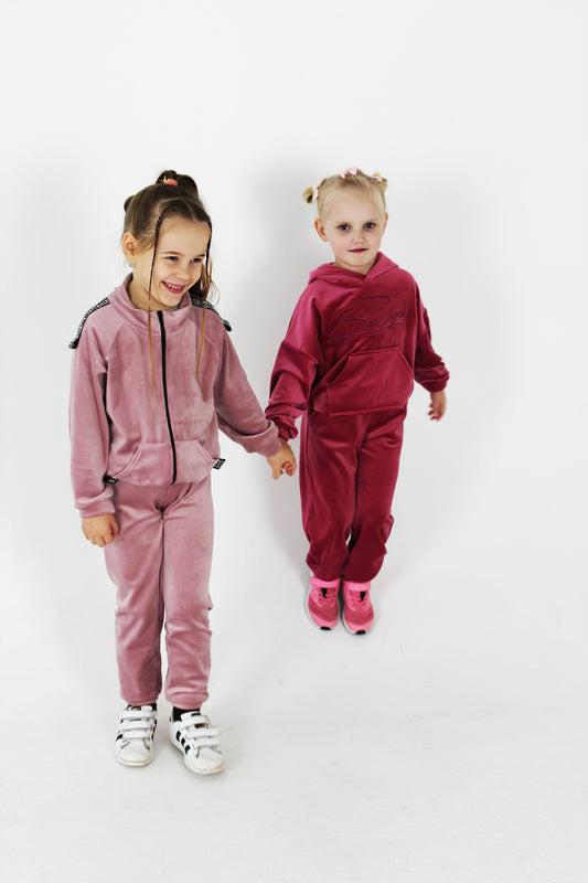 Veliūrinis laisvalaikio kostiumas su blizgiomis detalėmis